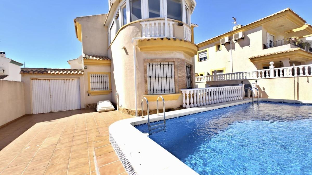 Sprzedaż niezależnego domku jednorodzinnego w  Calle Ciudad de Castellón, 47, Pilar de la Horadada photo 2