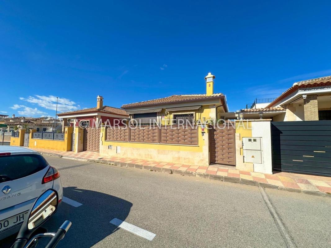 Продажа отдельного шале в  Calle Inglaterra, Бигастро photo 2