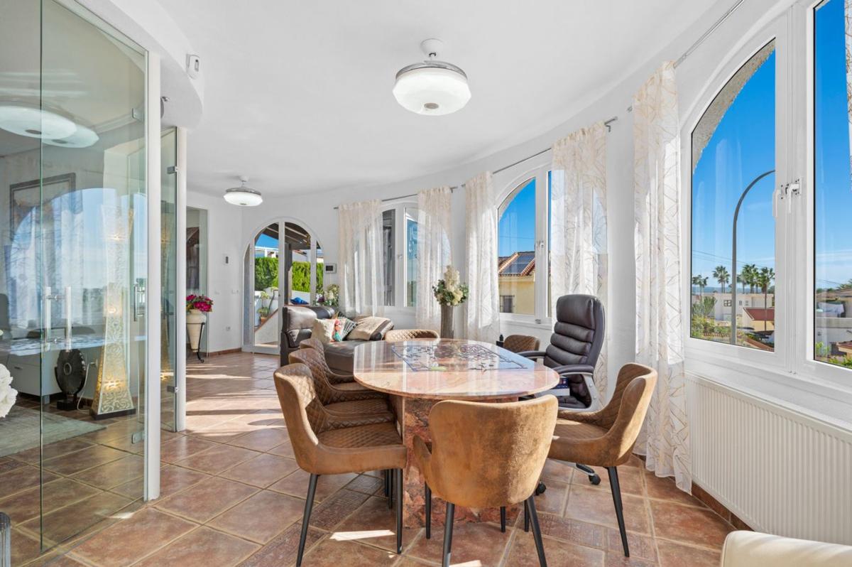 Продажа отдельного шале в Barrio Centro de la Ciudad Quesada, Рохалес photo 4
