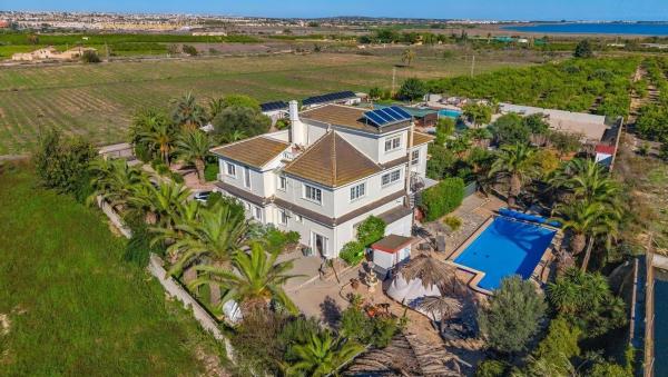 Chalet independiente en venta en Barrio La Siesta - El Salado - Torreta, Torrevieja
 photo 2