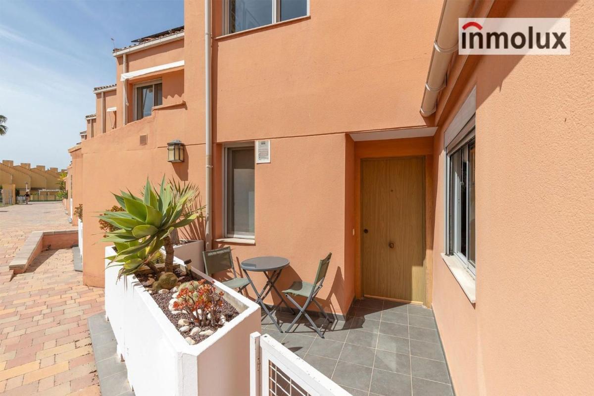 Sale of townhouse in  Calle Clara Campoamor , Alicante photo 2