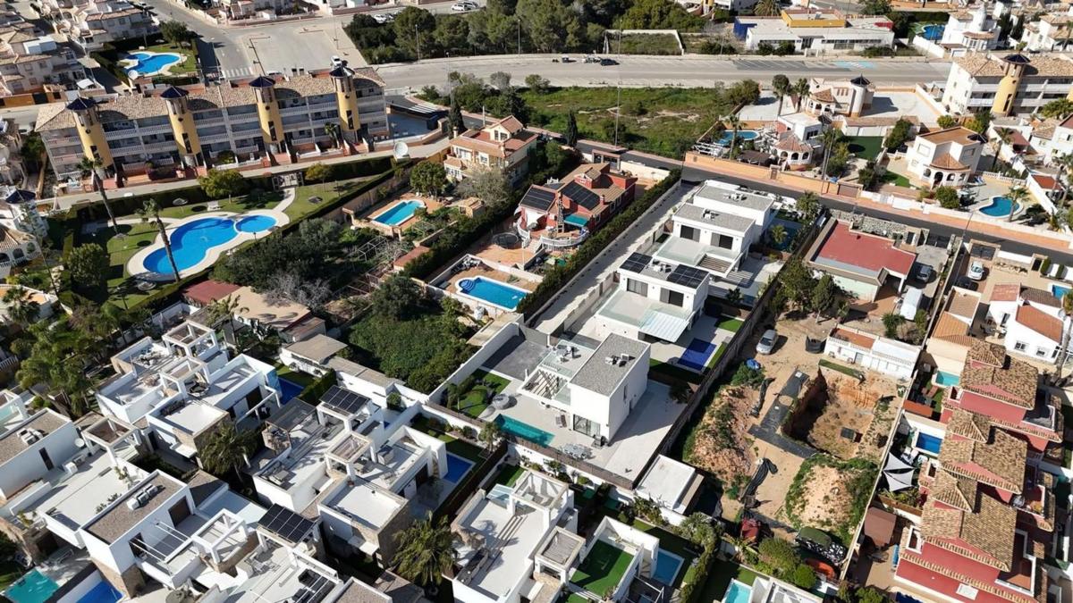 Terreno en venta en Orihuela, Alicante photo 1
