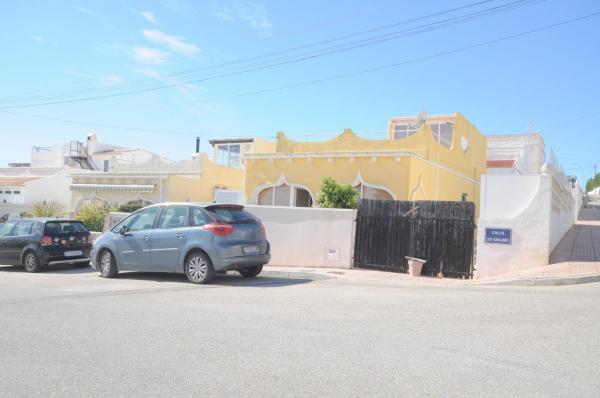 Casa independiente en calle Montesico Blanco thumbnail 1