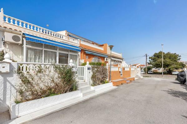 Chalet adosado en calle Lejona, 70 photo 2