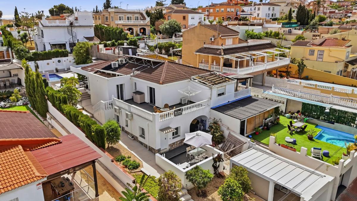 Venta de chalet independiente en Calle Iradier Bal, Torrevieja
photo 1