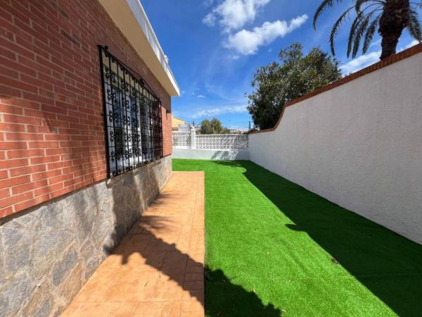 Chalet adosado en calle Berta Von Sutter photo 3