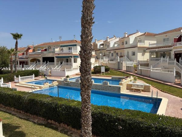 Chalet pareado en calle Golda Meir s/n photo 4