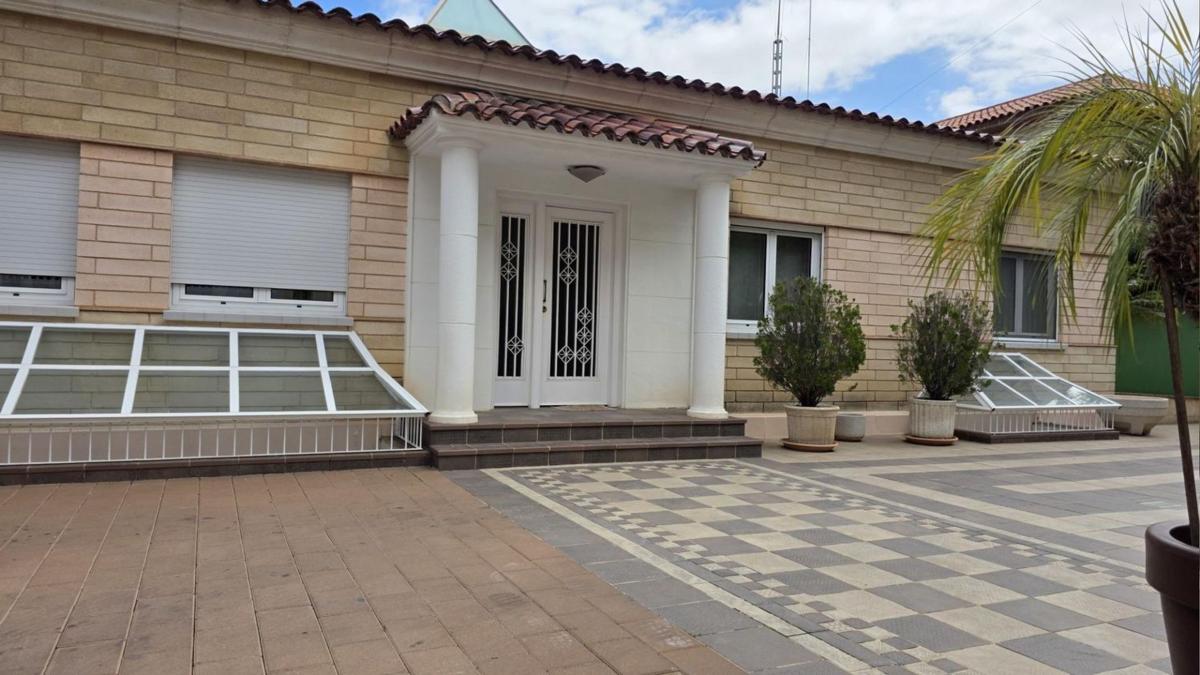 Продажа отдельного шале в  Calle Manuel Maciá Juan, Эльче / Эльх photo 2