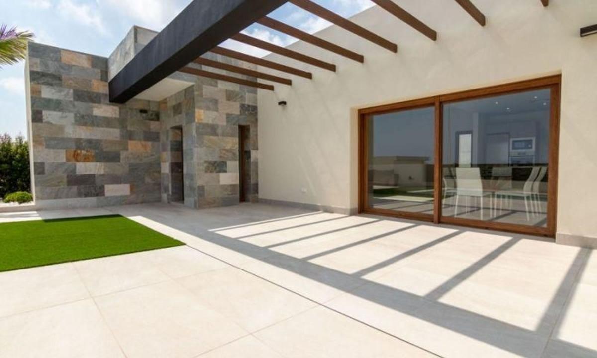 Sale of independent chalet in Barrio Los Balcones - Los Altos del Edén, Torrevieja
photo 2