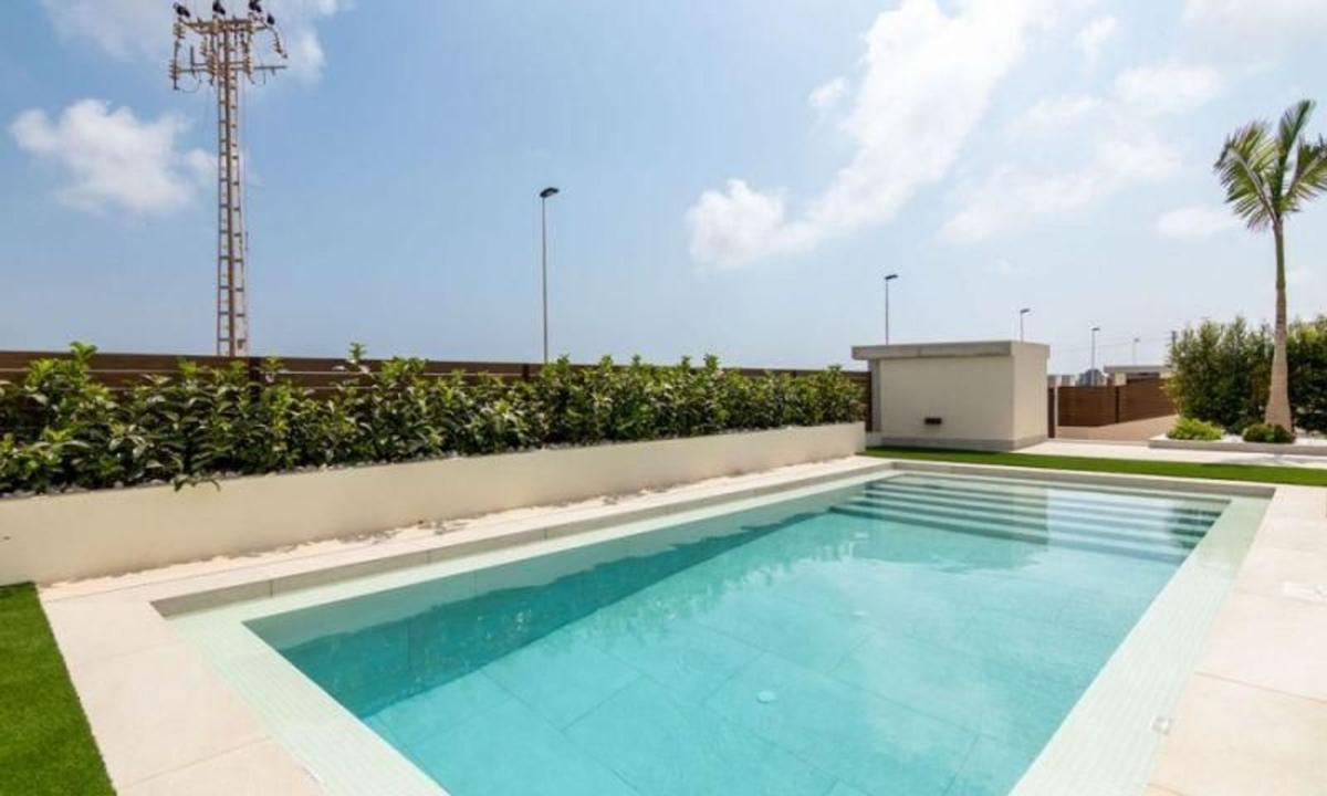 Sale of independent chalet in Barrio Los Balcones - Los Altos del Edén, Torrevieja
photo 3