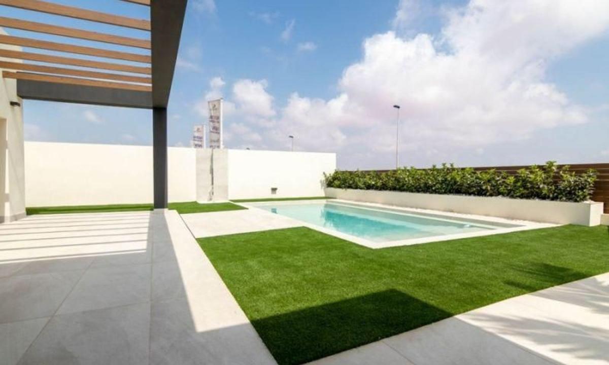 Sale of independent chalet in Barrio Los Balcones - Los Altos del Edén, Torrevieja
photo 4