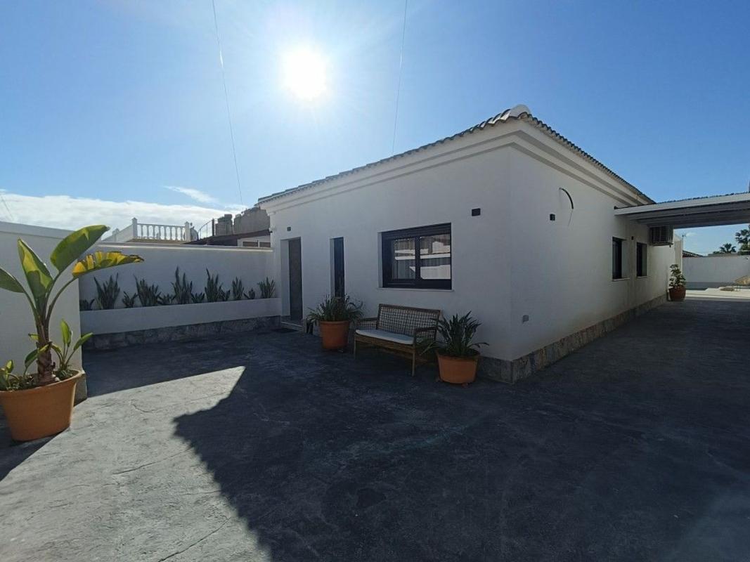 Venta de chalet independiente en Barrio La Siesta - El Salado - Torreta, Torrevieja
photo 1