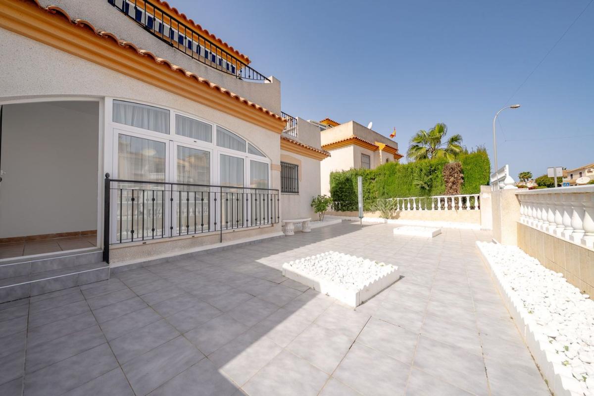 Venta de chalet independiente en Barrio Playa Flamenca, Orihuela
photo 2