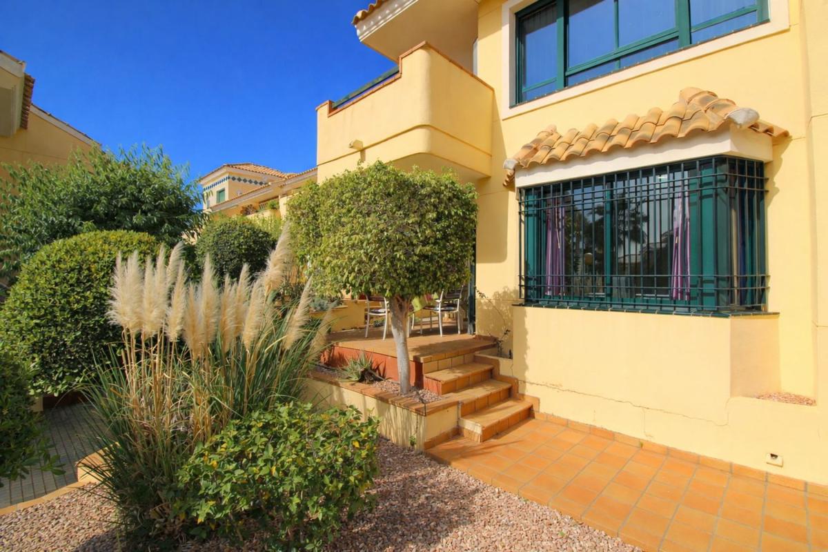 Sale of apartment in Barrio Lomas de Campoamor, Orihuela
photo 1