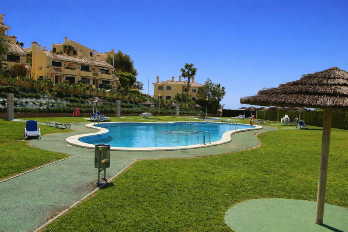 Sale of apartment in Barrio Lomas de Campoamor, Orihuela
photo 2