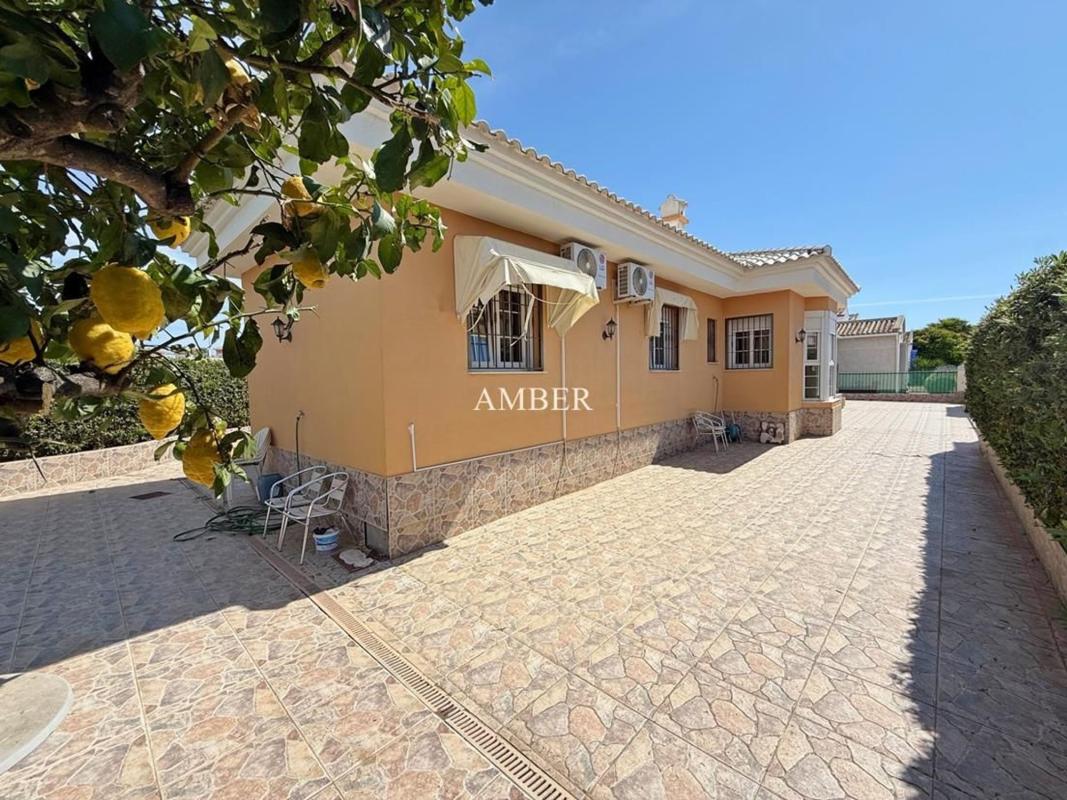 Venta de chalet independiente en Avenida de las Urracas, 42, Torrevieja
photo 1