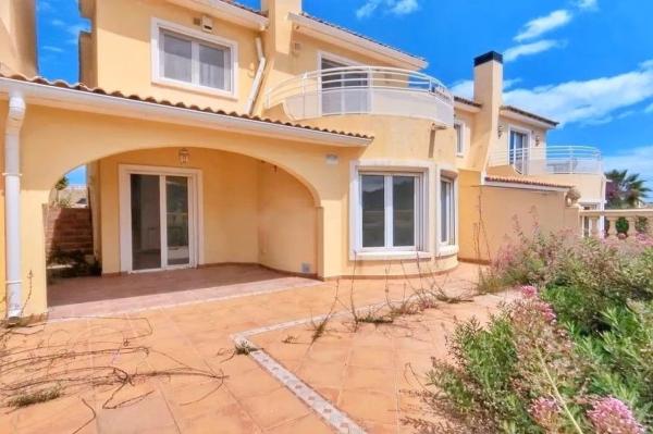 Chalet adosado en calle dels Xops photo 1