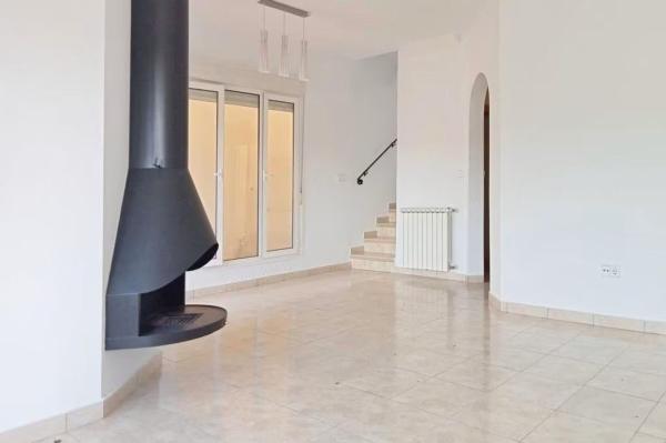 Chalet adosado en calle dels Xops photo 4