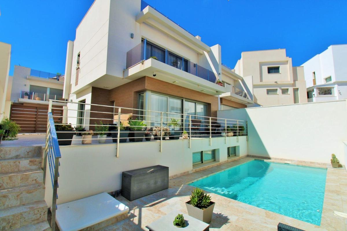 Venta de chalet independiente en Calle Miño, 2, Orihuela
photo 1