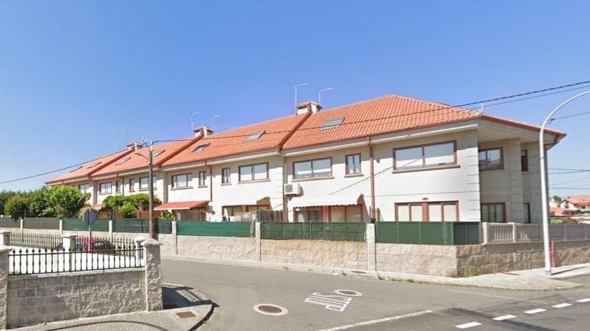 Venta de chalet adosado en  Calle Listres , Ribeira photo 4