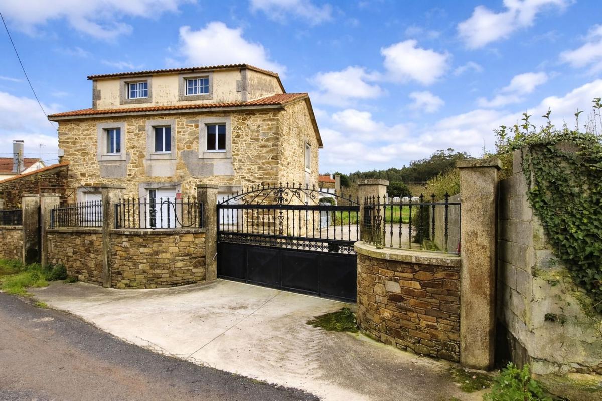 Sale of independent chalet in Carretera Malpica, 1, Malpica de Bergantiños
photo 1