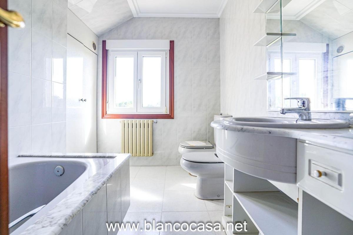 Venta de chalet independiente en Carballo, Carballo
 photo 3