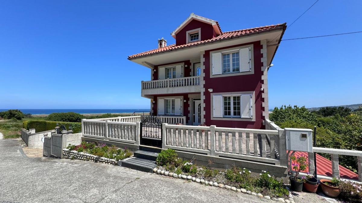 Sale of independent chalet in Baldaio, Carballo
 photo 3