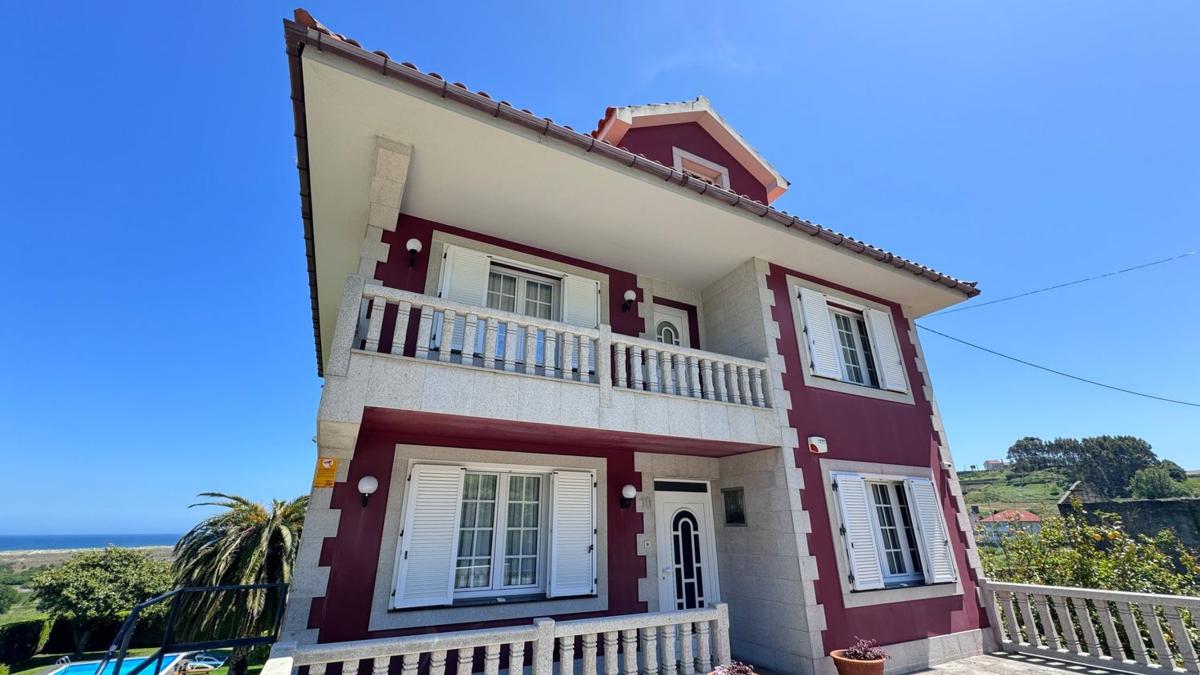 Sale of independent chalet in Baldaio, Carballo
 photo 5