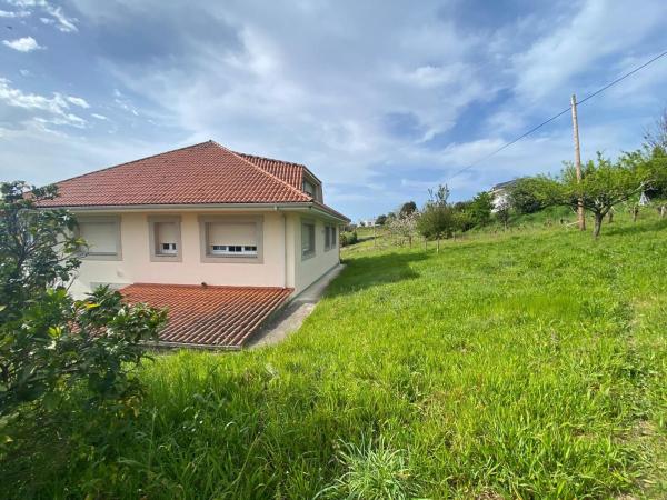 Casa independiente en avenida de Castela thumbnail 2