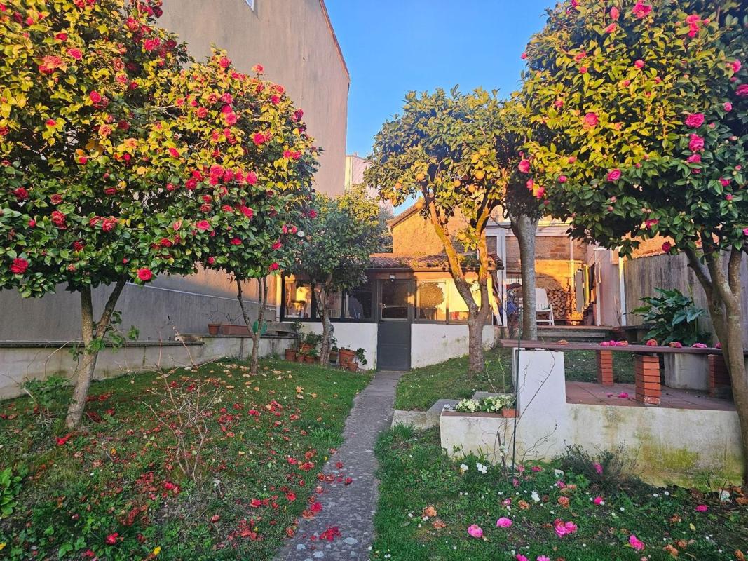 Sale of independent chalet in Calle de Belvís, Santiago de Compostela
photo 1