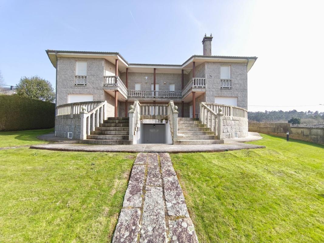 Sale of independent chalet in A Barcia, Santiago de Compostela
photo 1