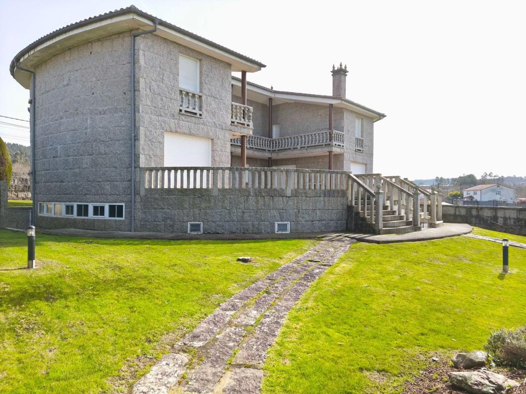 Sale of independent chalet in A Barcia, Santiago de Compostela
photo 3