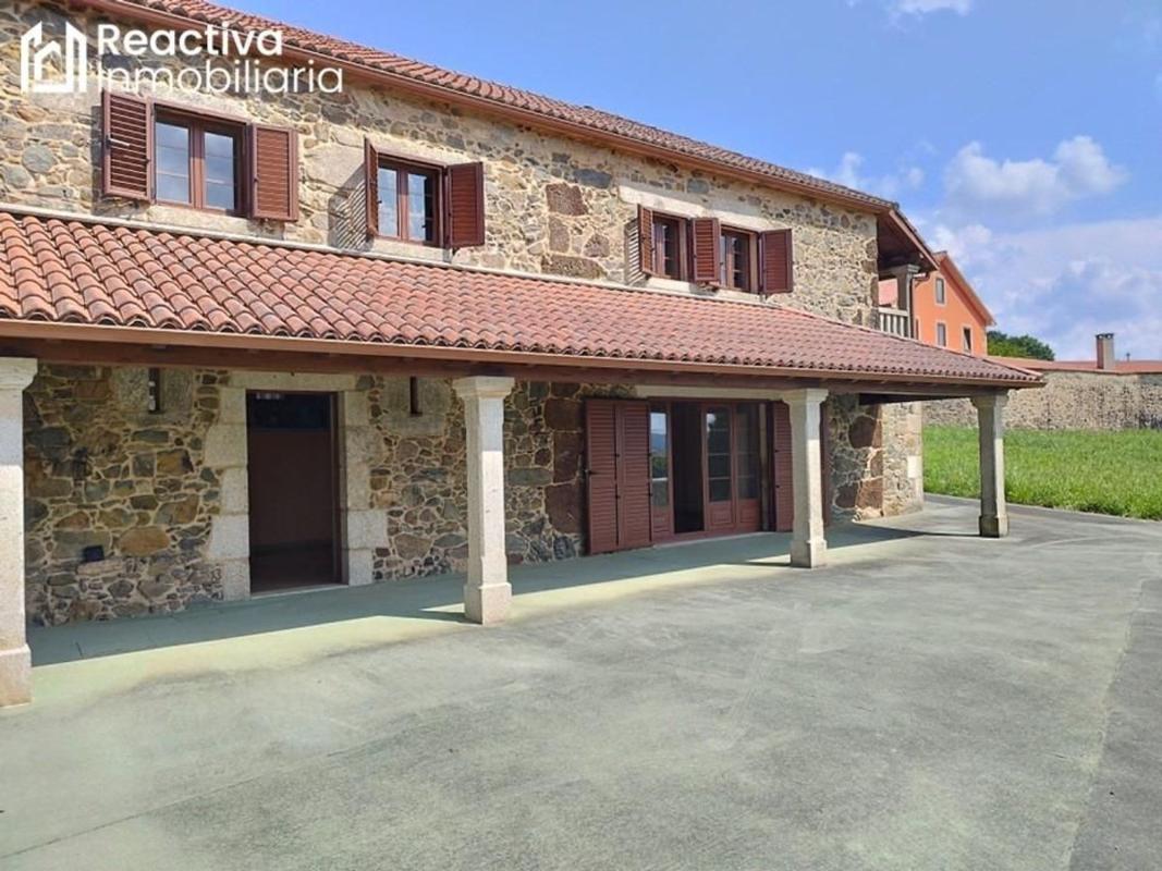 Sale of independent chalet in Calle de Marrozos, Santiago de Compostela
photo 1
