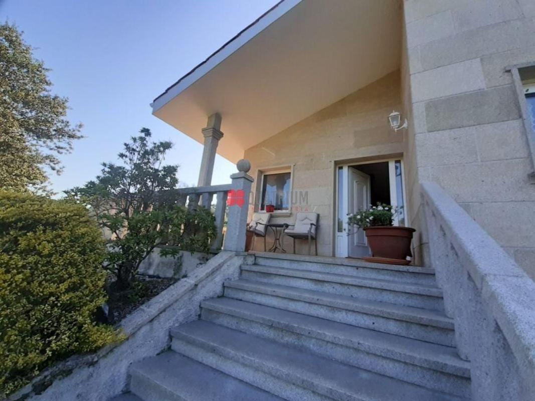 Sale of independent chalet in Calle de Muros, Santiago de Compostela
photo 1