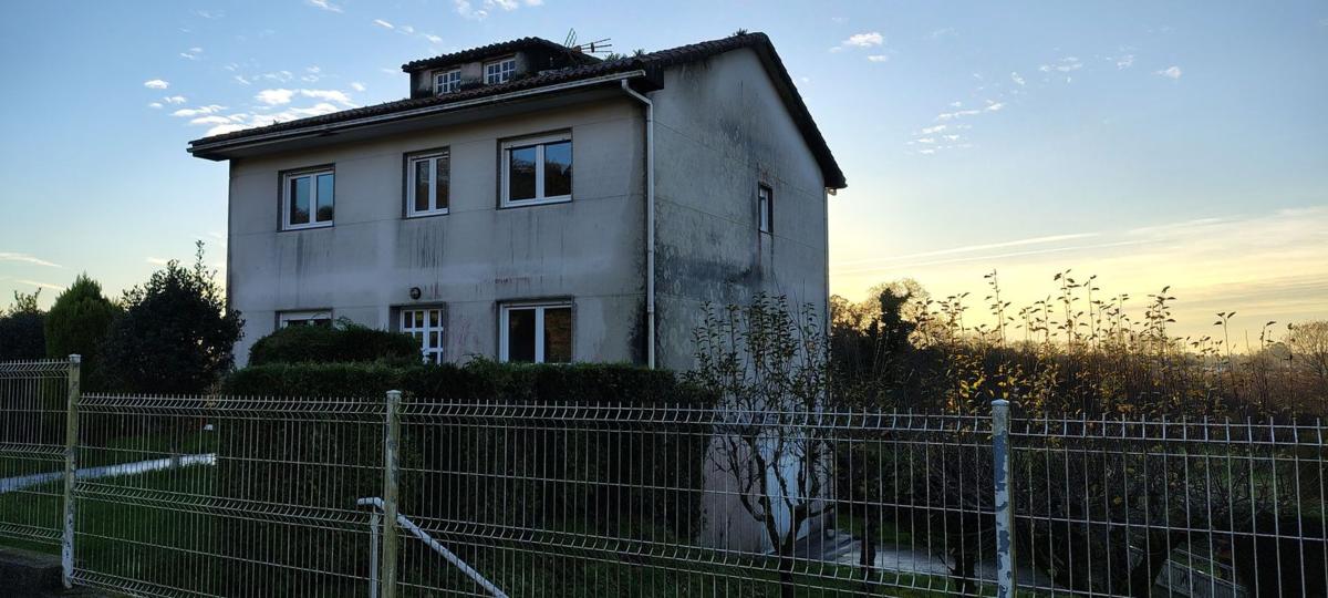 Sale of independent chalet in Porto s/n Montouto, Santa Comba
photo 1