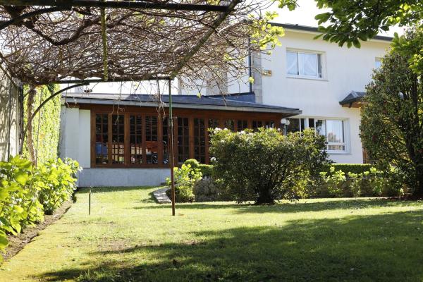 Casa independiente en Santa María de Oleiros thumbnail 1
