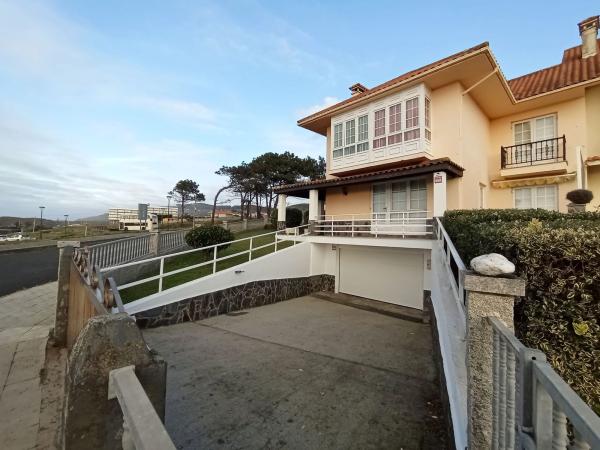 Chalet adosado en calle Cruz Vermella do Mar thumbnail 1
