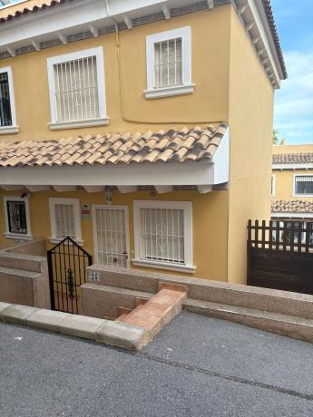 Chalet adosado en calle Salvador Dalí, 1 thumbnail 1