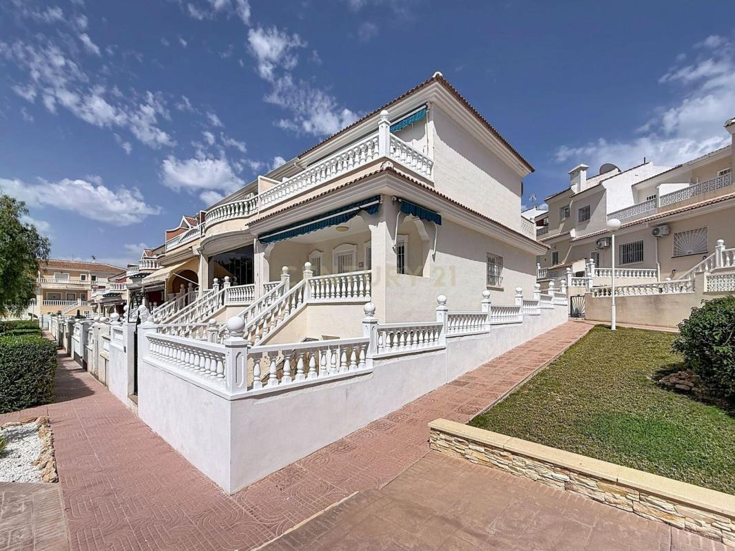 Venta de chalet adosado en  Calle Golda Meir, 54 , Benijofar photo 2