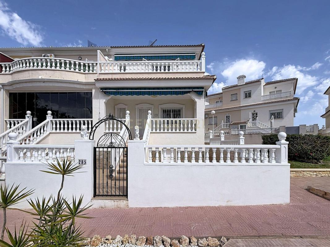 Venta de chalet adosado en  Calle Golda Meir, 54 , Benijofar photo 3