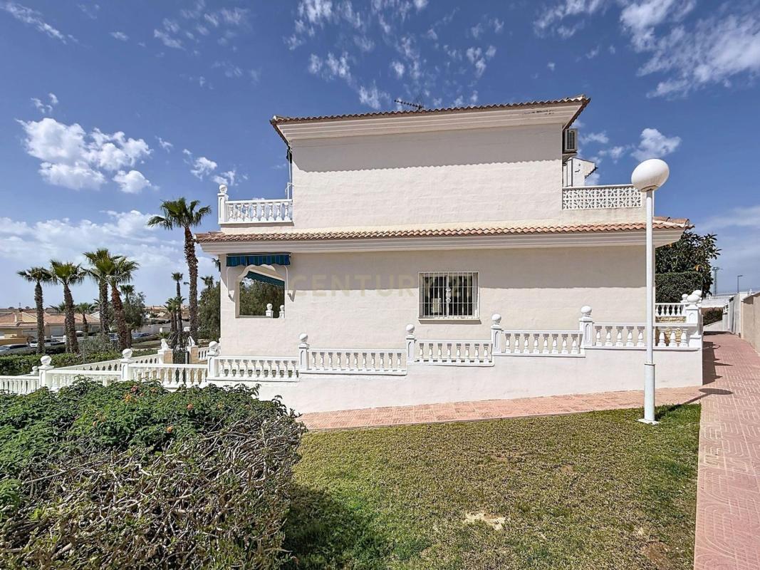 Venta de chalet adosado en  Calle Golda Meir, 54 , Benijofar photo 4