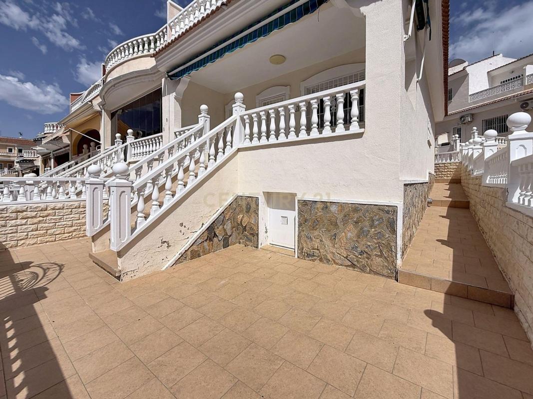 Venta de chalet adosado en  Calle Golda Meir, 54 , Benijofar photo 5