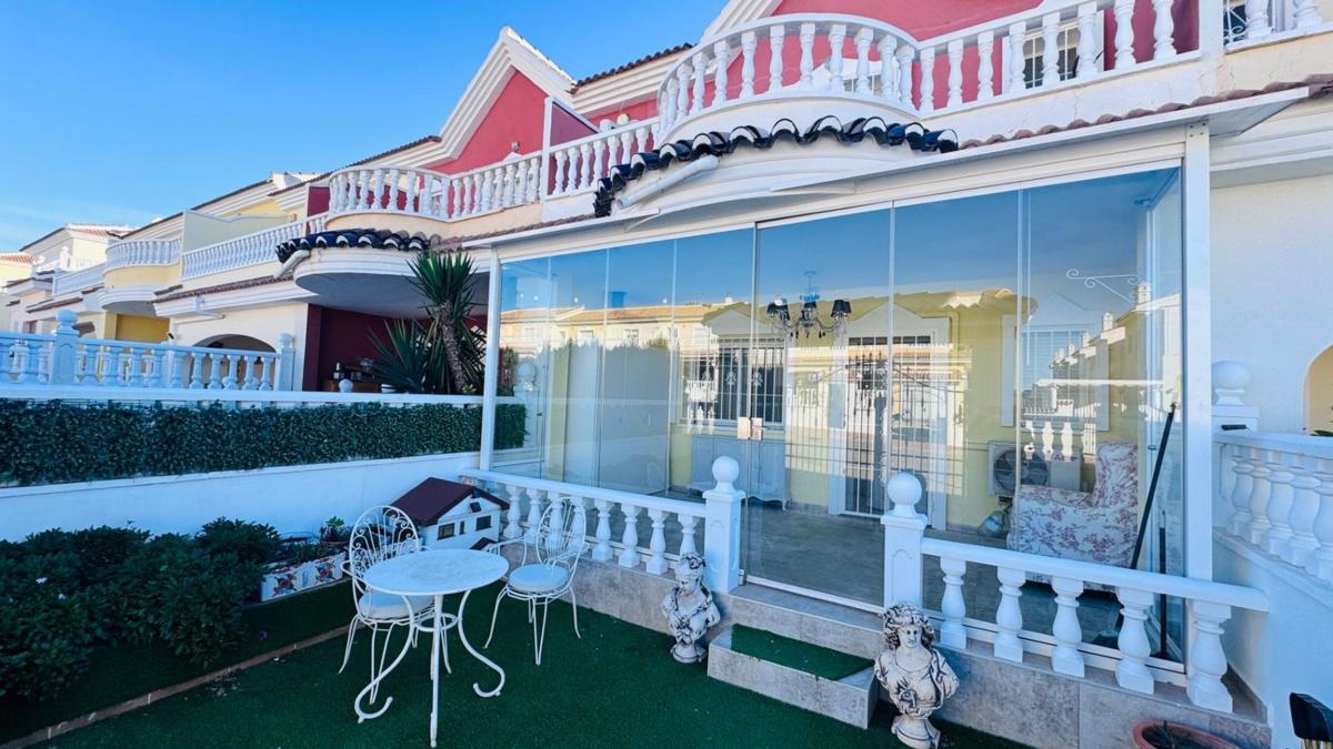 Venta de chalet adosado en  CL MARIE CURIE , Benijofar photo 2