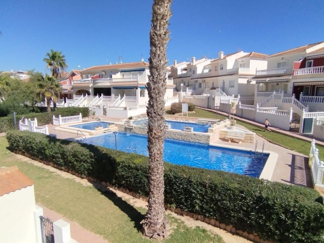 Venta de chalet adosado en  Calle Golda Meir , Benijofar photo 2