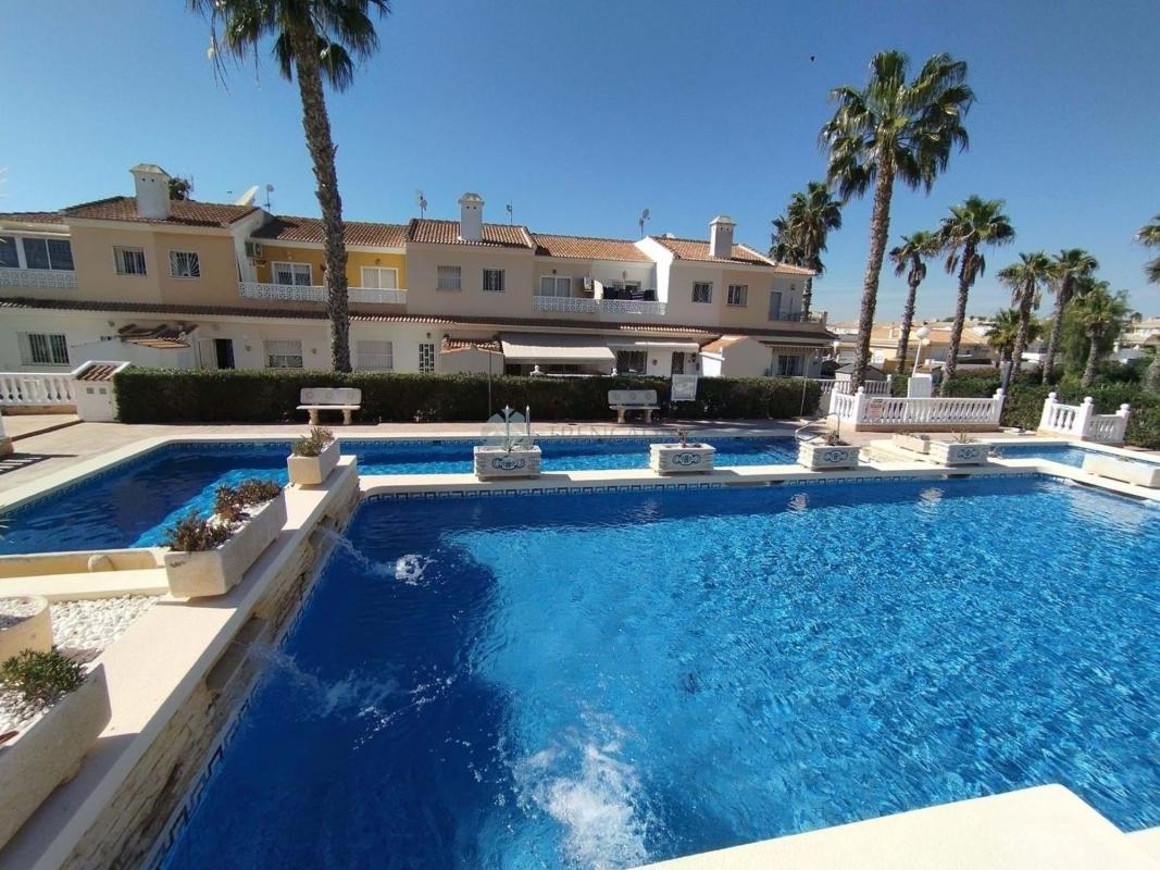 Venta de chalet adosado en  Calle Golda Meir , Benijofar photo 3