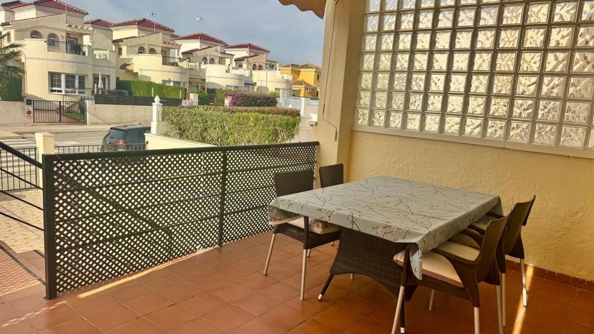 Sale of independent chalet in Urbanizaciones, Guardamar del Segura
 photo 3