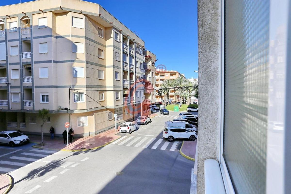 Sprzedaż mieszkania w Calle Hermanos Bazán, 4, Guardamar del Segura
photo 4
