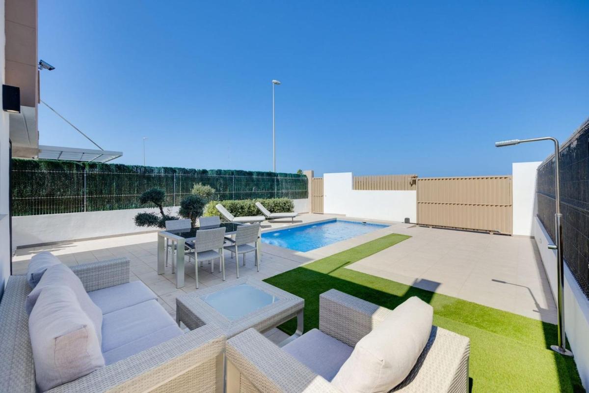 Sale of independent chalet in Urbanizaciones, Guardamar del Segura
 photo 2