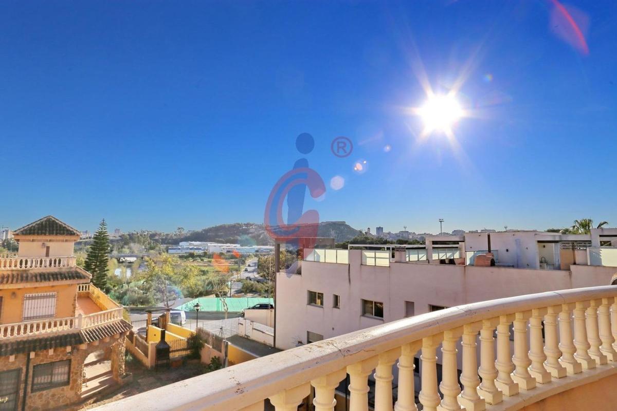 Venta de chalet adosado en  Calle Jaume de Soler, 1 , Guardamar del Segura photo 4