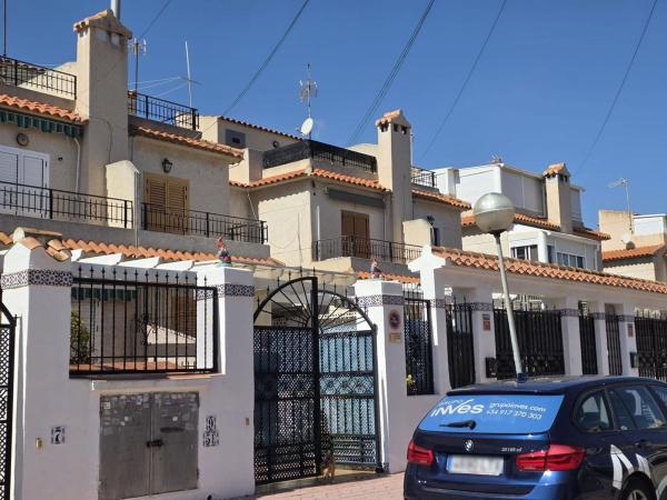 Chalet adosado en calle viena thumbnail 2